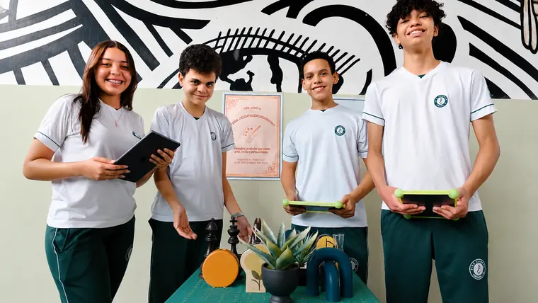 Estudantes na Feira de Empreendedorismo