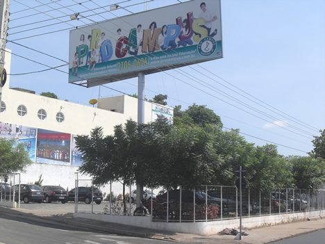 Estacionamento amplo