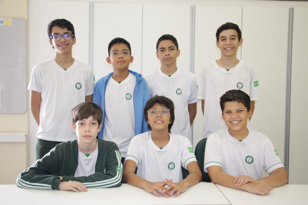 De pé: Luís de Sousa Romero Braga - 9º Ano B, Hector Davi Costa Leão - 8º Ano B, Sebastião Martins Souza Rocha - 8º Ano A Juan Victor Brito Leal - 9º Ano A - Sentados: Mateus da Silva Castelo Branco - 6º Ano A, Mikael James Soares Silva - 6º Ano B Vinícius Gomes de Oliveira - 7º Ano B